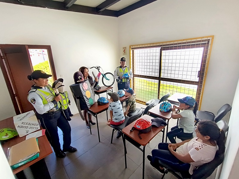Kinder beim Fahrrad-Unterricht im Klassenzimmer