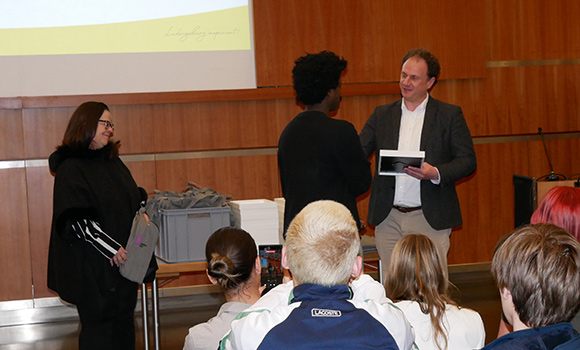 Der OB übergibt eine Urkunde an einen Jugendlichen. Im Hintergrund steht Erste Bürgermeisterin Renate Schmetz.