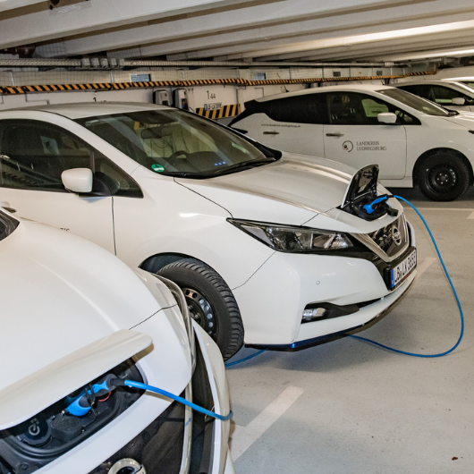 Ladende E-Autos in Tiefgarage Ladende E-Autos in Tiefgarage