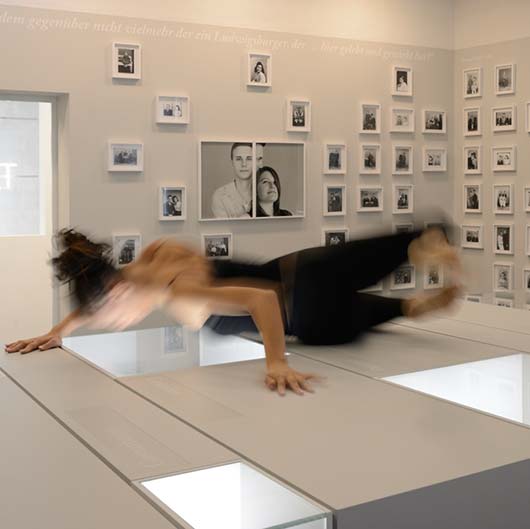 Tänzerin in den Ausstellungsräumen des Ludwigsburg Museum