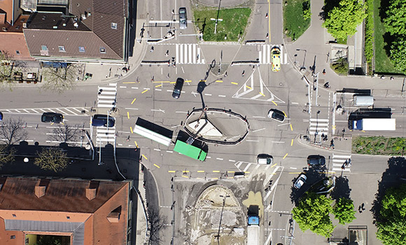 Sternkreuzung aus der Vogelperspektive gesehen. Der provisorische Kreisverkehr ist mit einer gelb-gestrichelten Linie markiert.