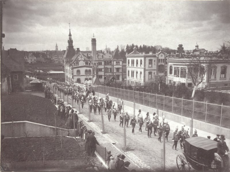 Trauerzug für Maximilian Prinz zu Schaumburg-Lippe am 06.April 1904 durch die Harteneckerstraße zum Neuen Friedhof. Direkt hinter der Kutsche läuft König Wilhelm II. von Württemberg