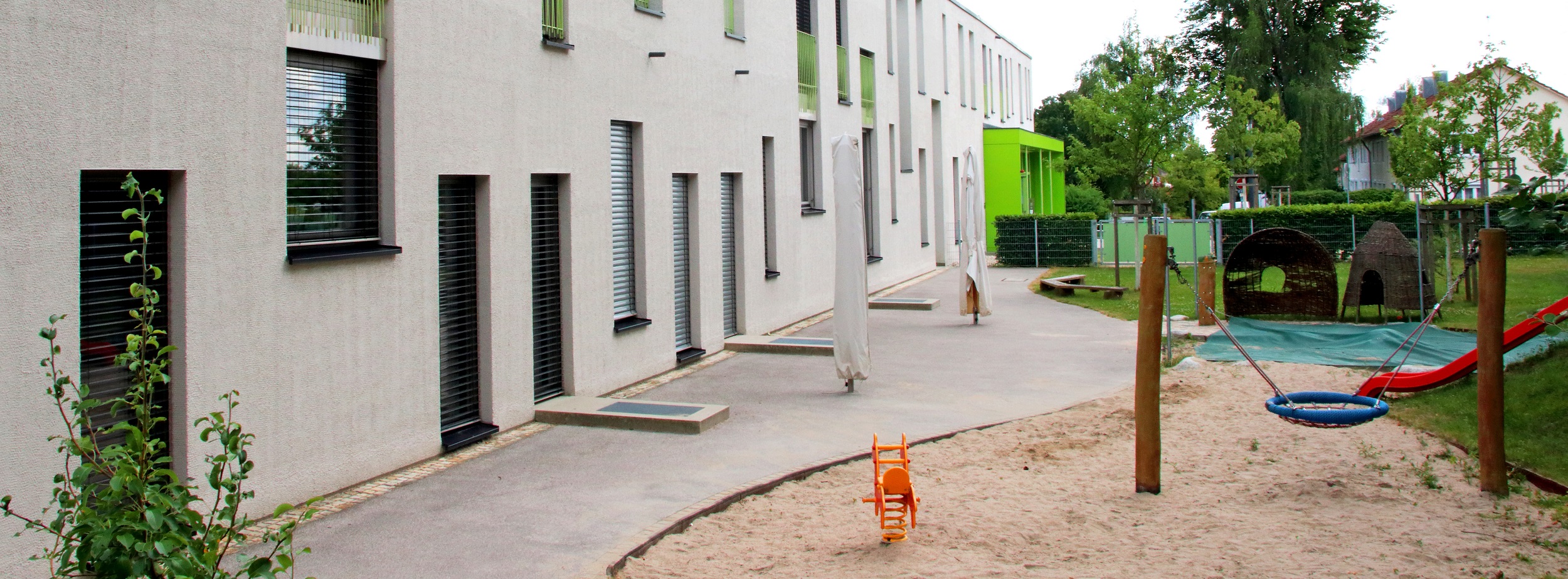 Außenbereich mit Spielplatz KiFaz Grünbühl-Sonnenberg