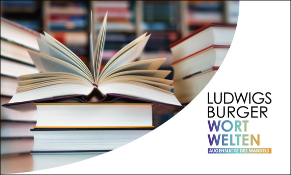 Bücher, eins davon aufgeschlagen.