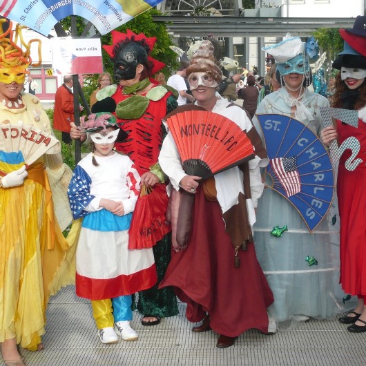 Verkleidete Personen der Partnerstädte Ludwigsburgs bei der venezianischen Messe