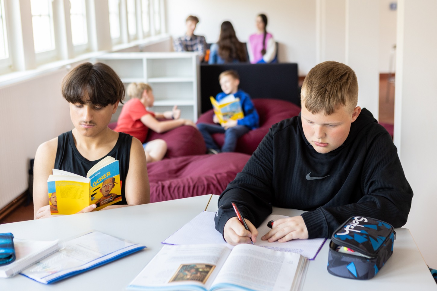 Schüler lesen und schreiben.