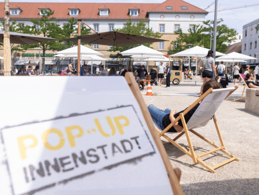 Liegestühle auf dem Arsenalplatz