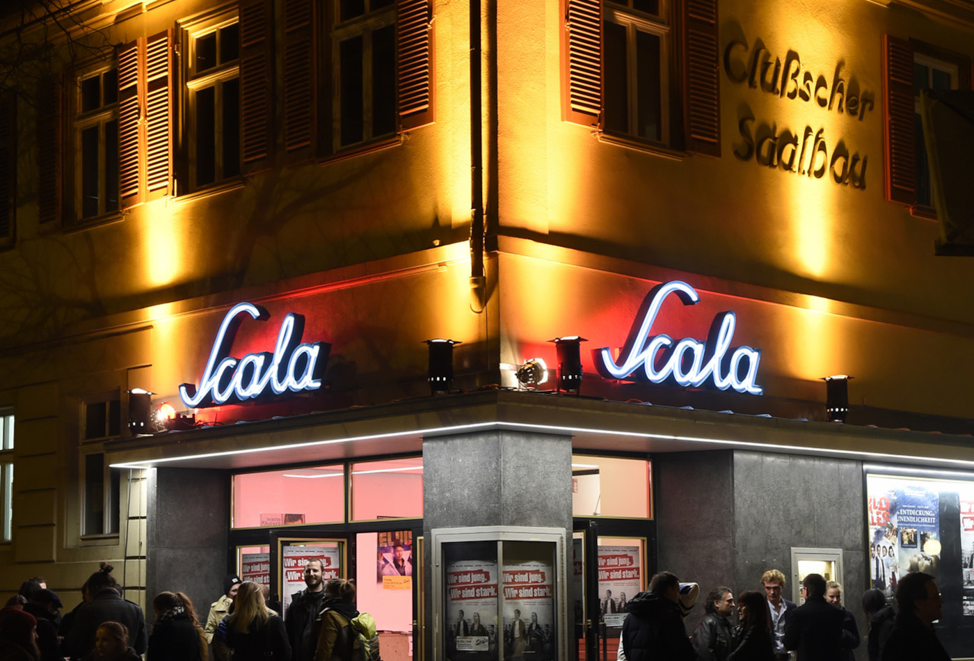 Die Fassade des Scala-Kinos bei Nacht.