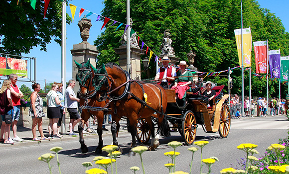 Pferdekutsche auf der Schorndorfer Straße. Am Straßenrand stehen viele Menschen.