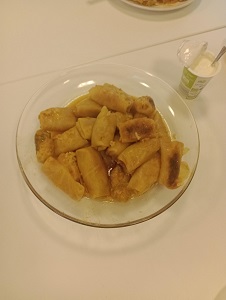 Gefüllte Kohlrouladen (Golubzeji) auf Glasteller