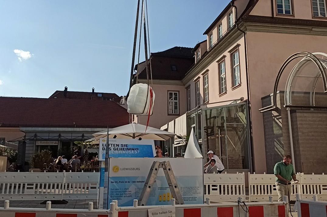 Eisblock vom Krahn aus dem Häuschen geholt