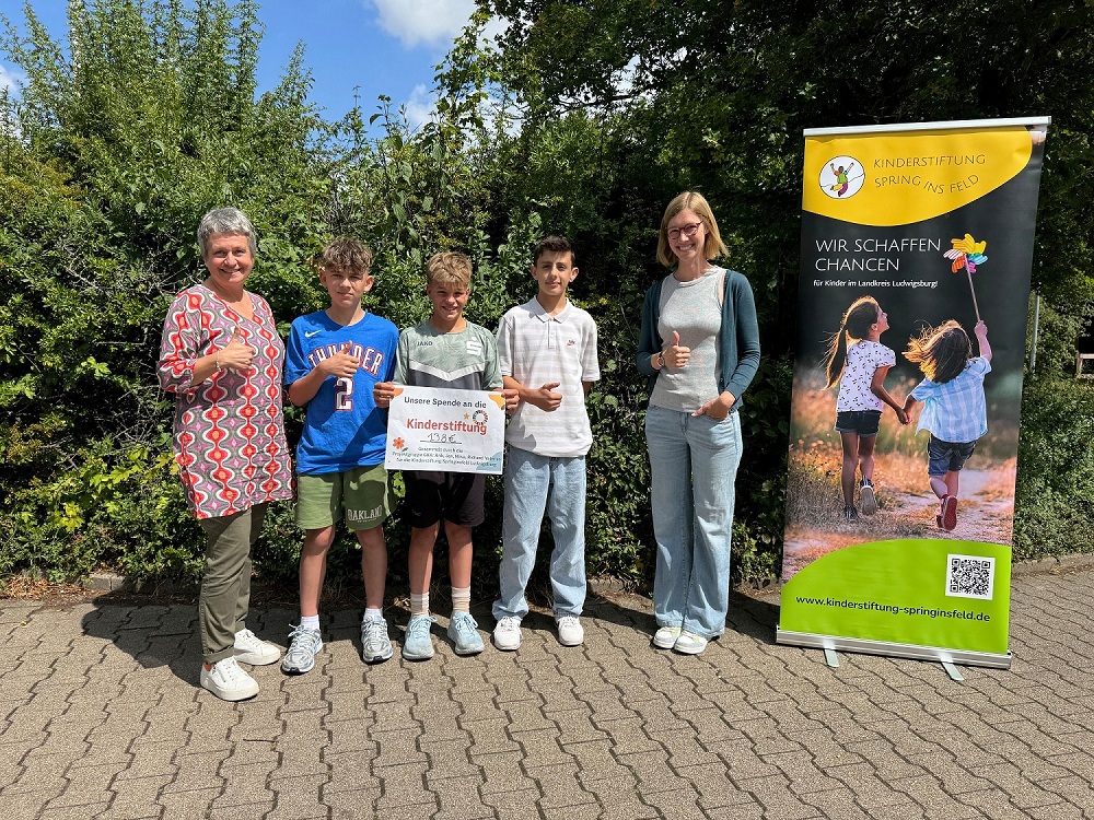 Drei der fünf Jungs bei der Scheckübergabe an Anja Zeller, Geschäftsführerin der Kinderstiftung Springinsfeld (rechts). Links im Bild: Gabriela Feiert, Koordinatorin des Ludwigsburger Präventionsnetzwerks „Starke Kinder chancenreich“. (Foto: Stadt Ludwigsburg)