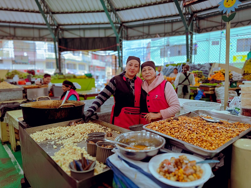 zwei Marktfrauen am Stand auf dem Zentralmarkt in Ambato