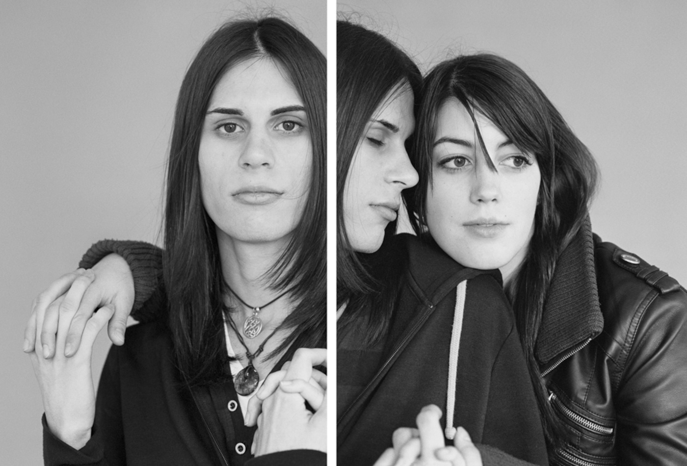 Das schwarz-weiß Foto ist zweigeteilt und zeigt zwei junge Frauen, die sich im Arm halten.