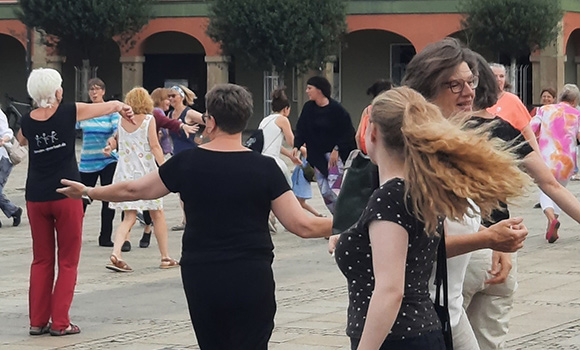 Mehrere Personen tanzen auf dem Ludwigsburger Marktplatz.