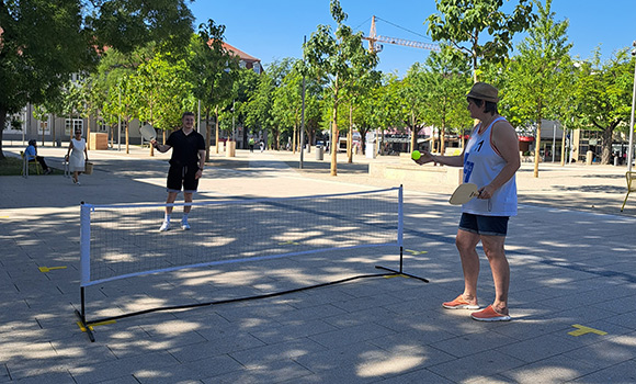 Zwei Personen spielen Pickleball auf dem Arsenalplatz.