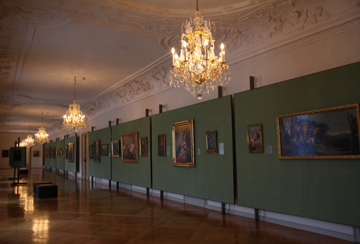 Blick in einen langen Flur der Barockgalerie, in der zahlreiche Gemälde hängen.