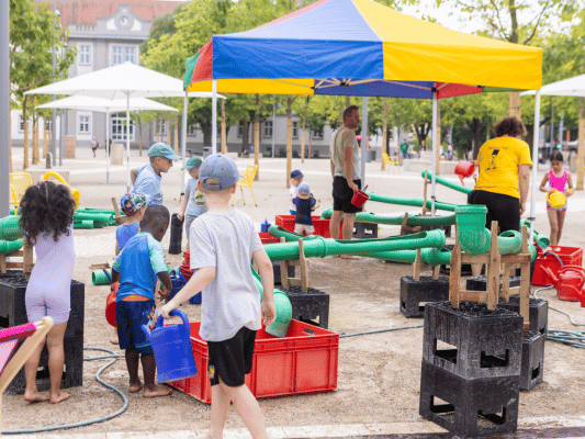 Kinder an der Wasserbaustelle