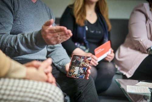 Eltern sprechen miteinander