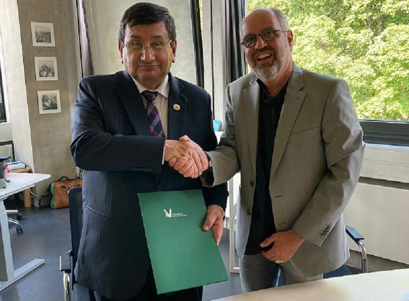 Rektor PH Ludwigsburg, Prof. Dr. Keßler und Rektor Universität Ambato, Prof. Dr. Naranjo zeigen Kooperationsvereinbarung