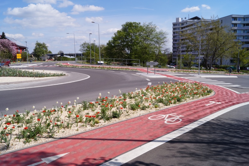 Am Ortseingang Grünbühl entstand ein Kreisverkehr mit Fahrradweg.