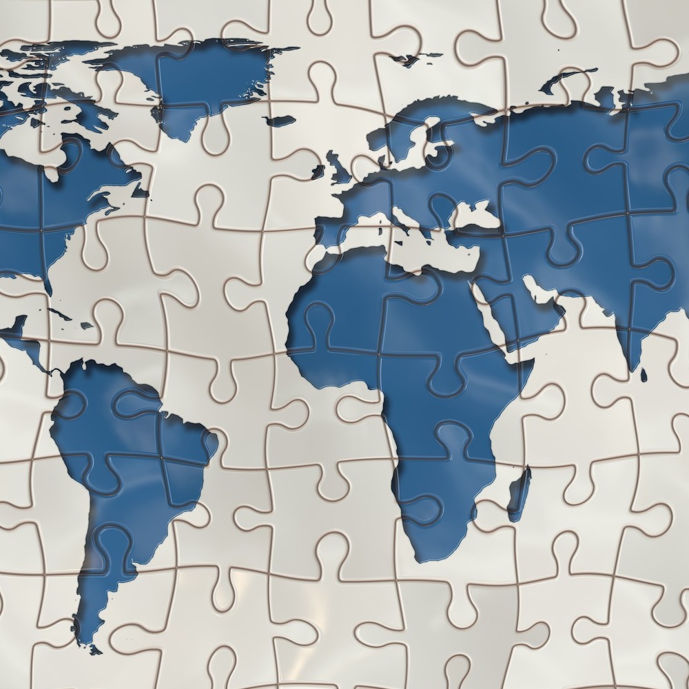 Das Foto zeigt eine gepuzzelte Weltkarte mit den Kontinenten Europa, Afrika und Südamerika im Fokus