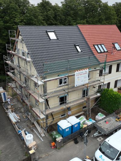 Zu sanierendes Haus mit Baugerüst