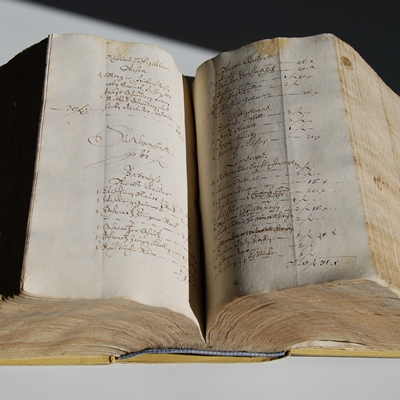 Fotografie eines historischen Buchbands