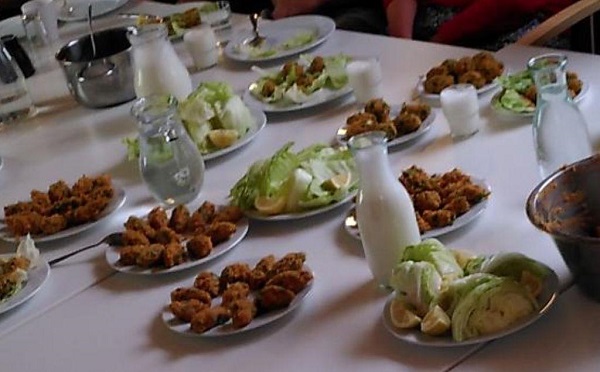 Mercimek Köfte serviert auf einem Tisch