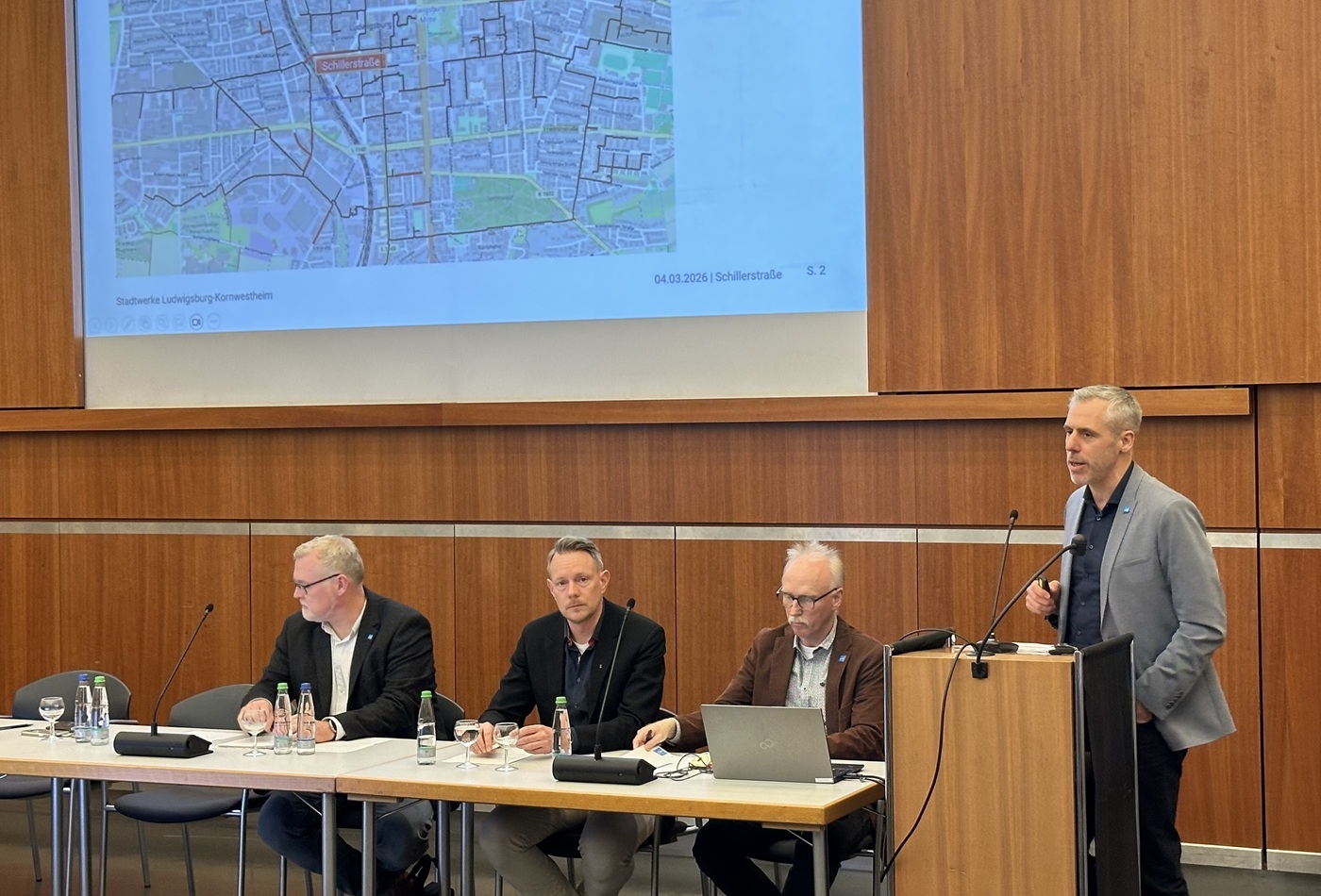 SWLB-Geschäftsführer am Podium der Bürgerinformationsveranstaltung zur Sur Baumaßnahme Schillerstraße.