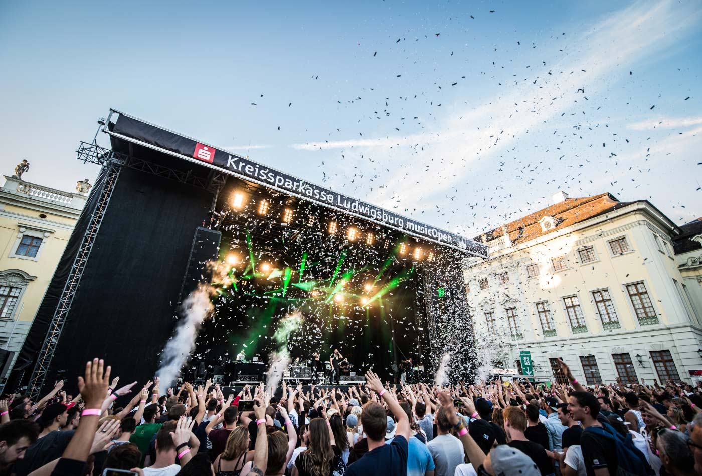 Menschen vor der Bühne des KSK Music Open im Ehrenhof des Ludwigsburger Residenzschlosses