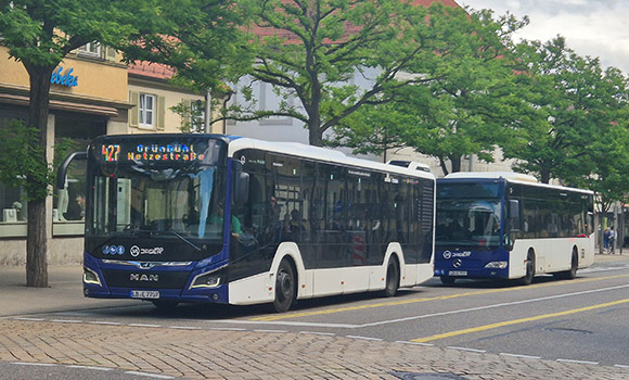 Zwei Busse an der Haltestelle Rathaus in Ludwigsburg