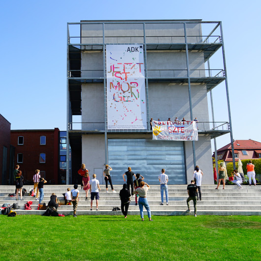 DerAkademieturm mit Studierenden der ADK