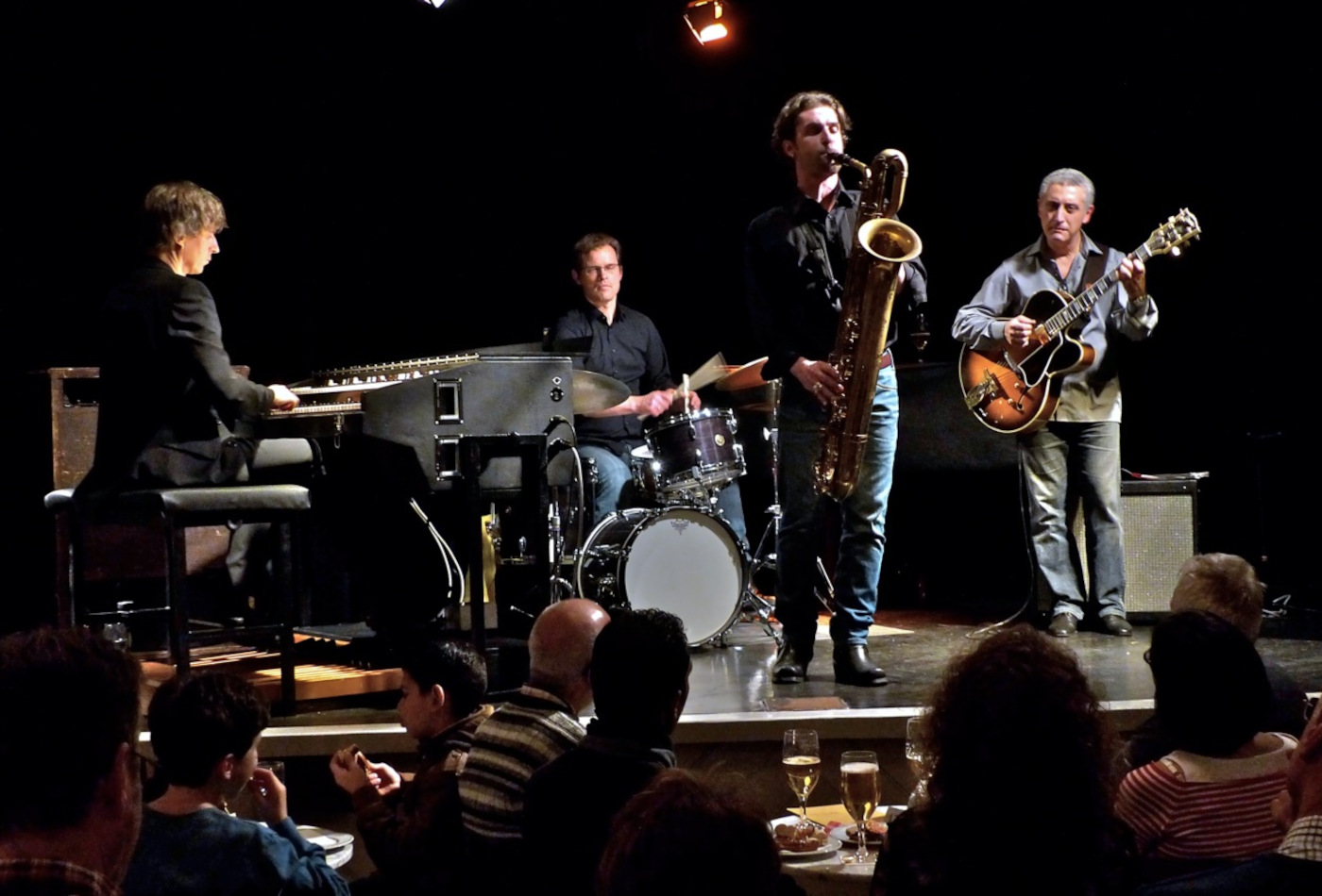 Jazzmusiker stehen auf einer Bühne.