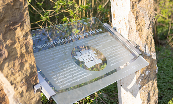 Schautafel mit Überschrift "Die wandernden Steine am Neckar"