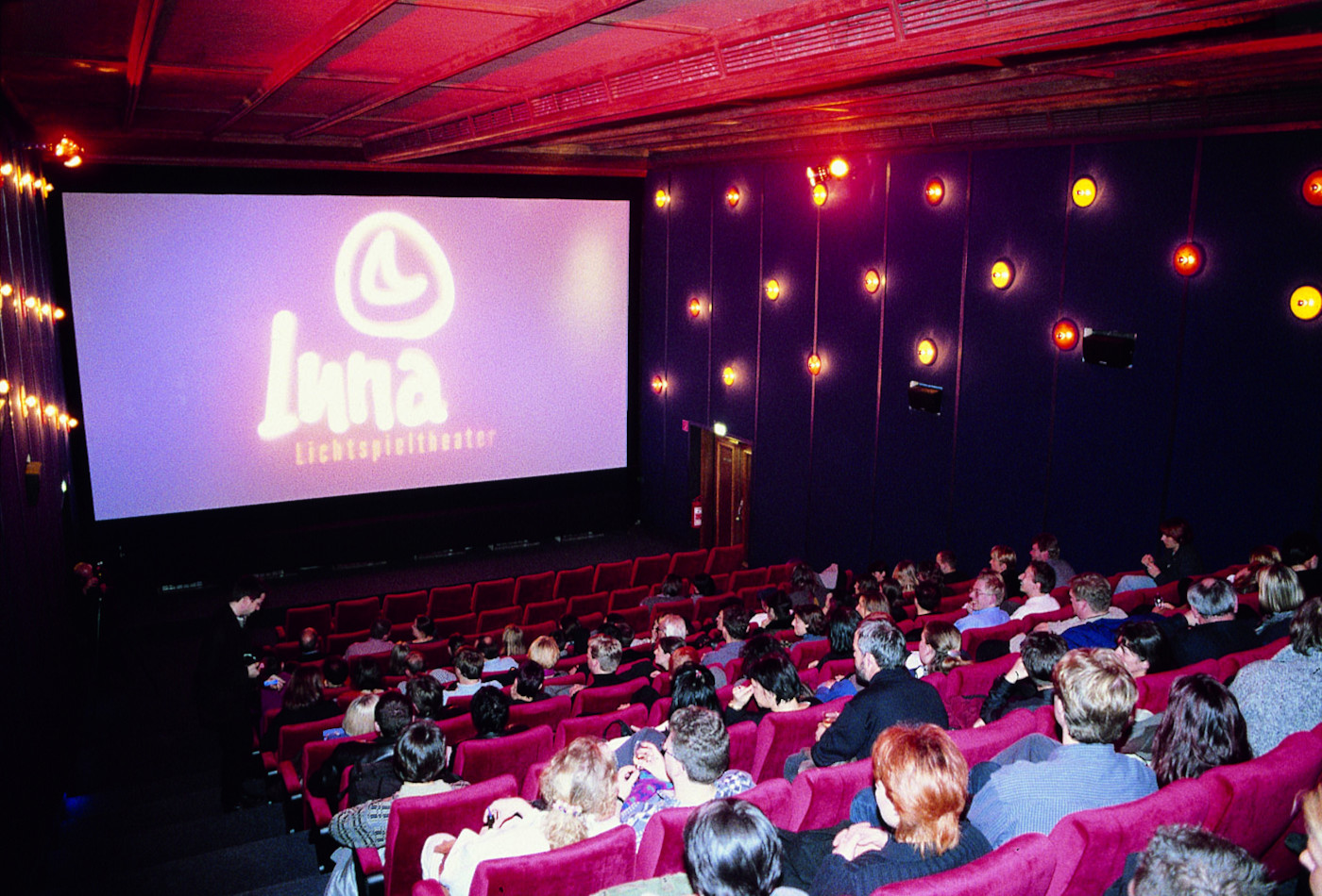 Blick in den vollen Saal des Luna Lichtspieltheaters