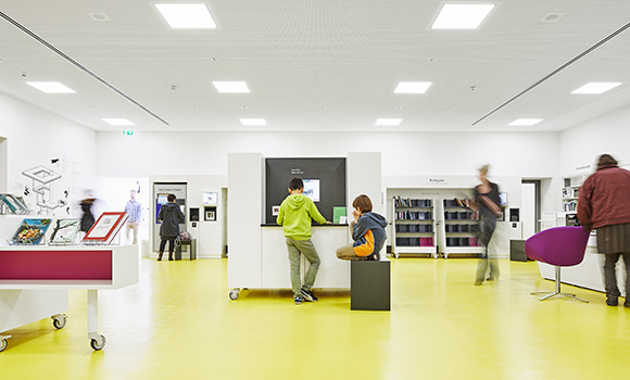 Blick in das Foyer der Stadtbibliothek