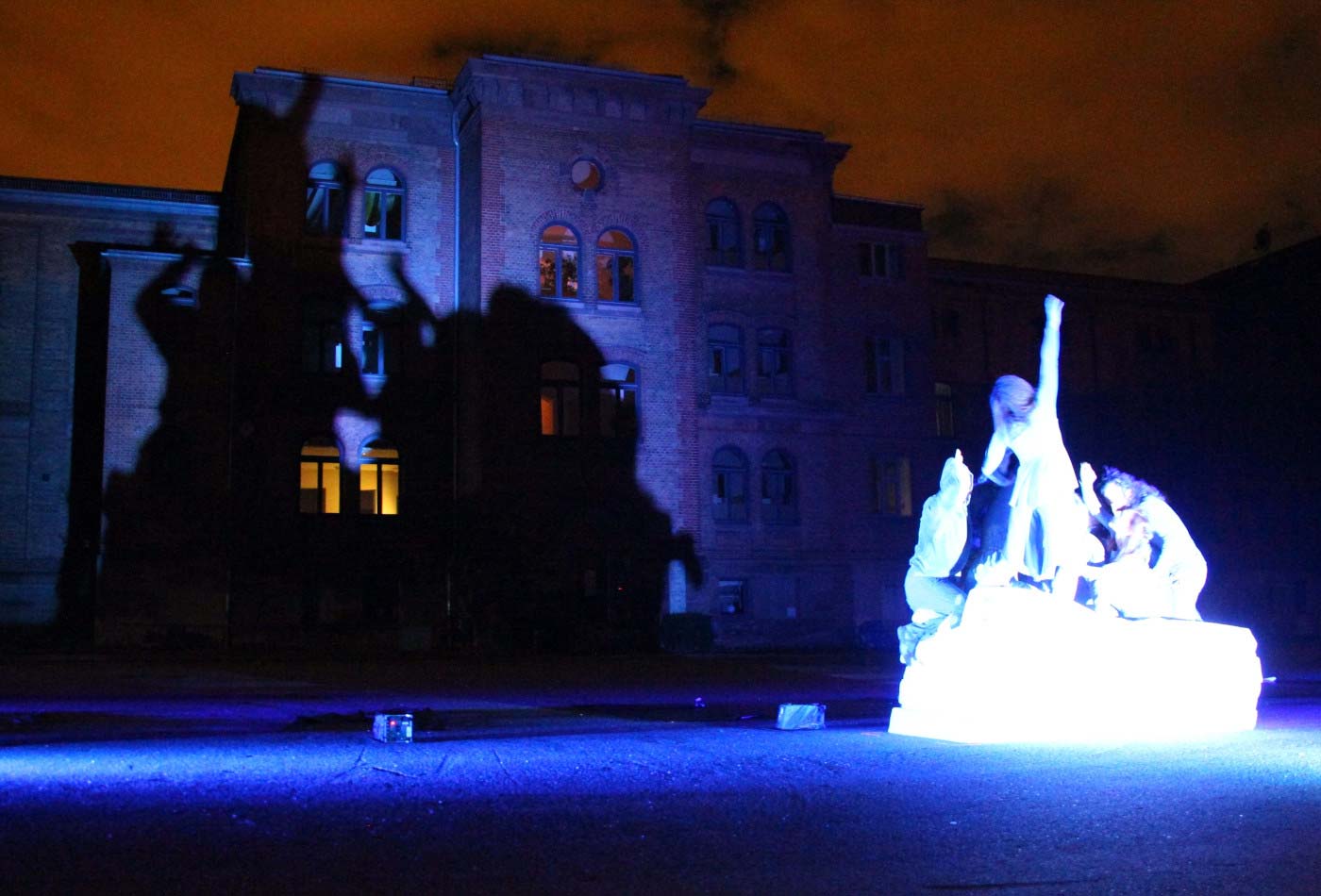 Aufführung der Tanz- und Theaterwerkstatt im Innenhof der Karlskaserne