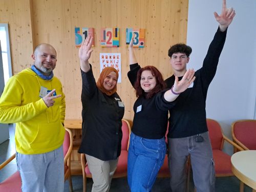 Fröhliche Gruppe im KiFa Café