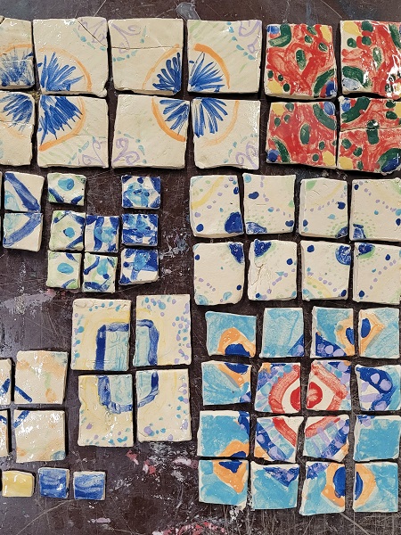 bunt bemalte Mosaikfliesen