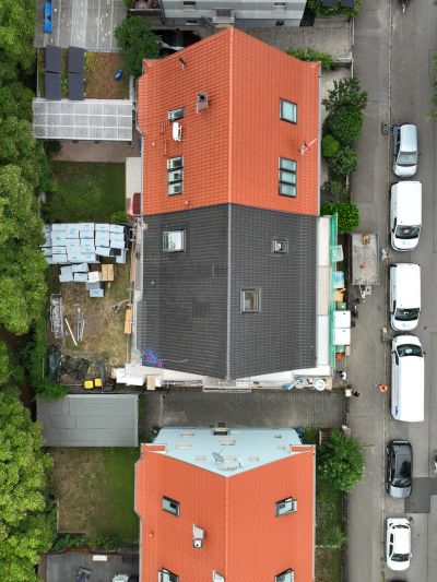 Zu sanierendes Haus aus der Vogelperspektive.