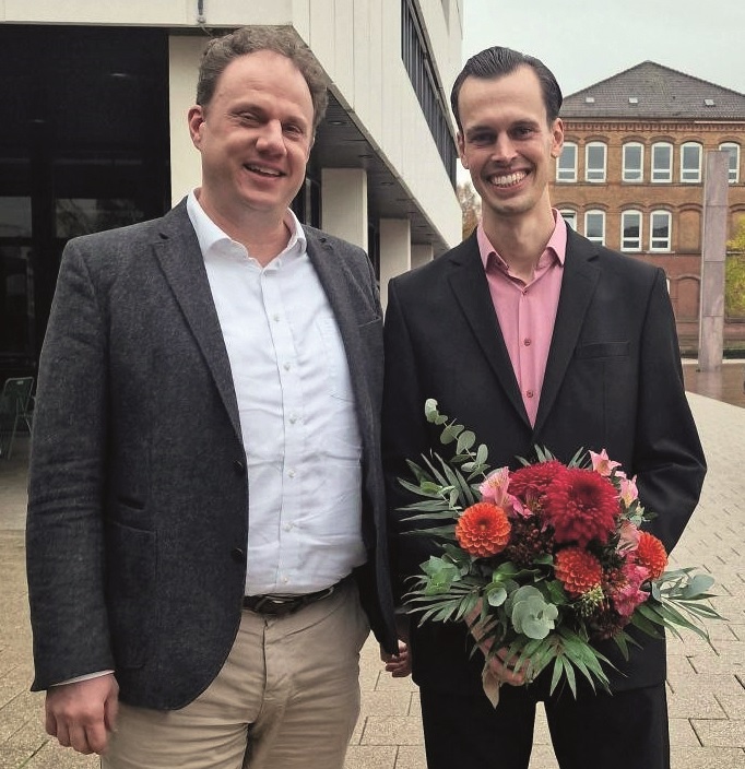 OB Dr. Knecht mit dem zukünftigen Fachbereichsleiter Herrn Sekinger, der einen Blumenstrauß in der Hand hält..ält.