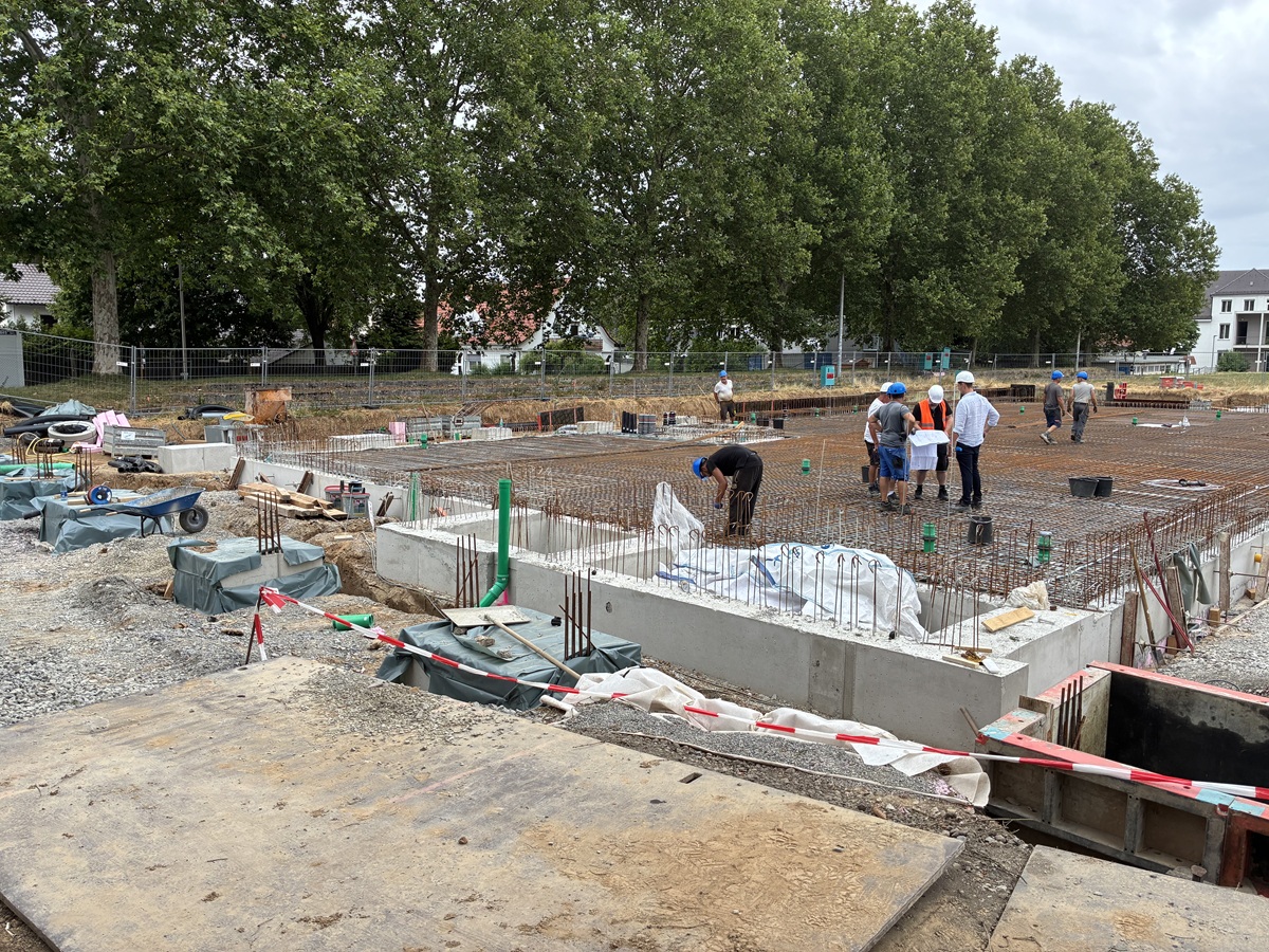 Baustelle mit Bauarbeitern auf Betonbodenfundament