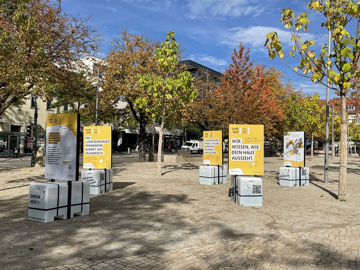 Plakataufsteller auf dem Arsenalplatz laden zum Ratespiel ein.