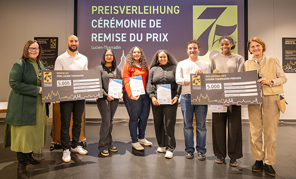 Die Geehrten halten je einen großen symbolischen Spendenscheck sowie Urkunden in den Händen.