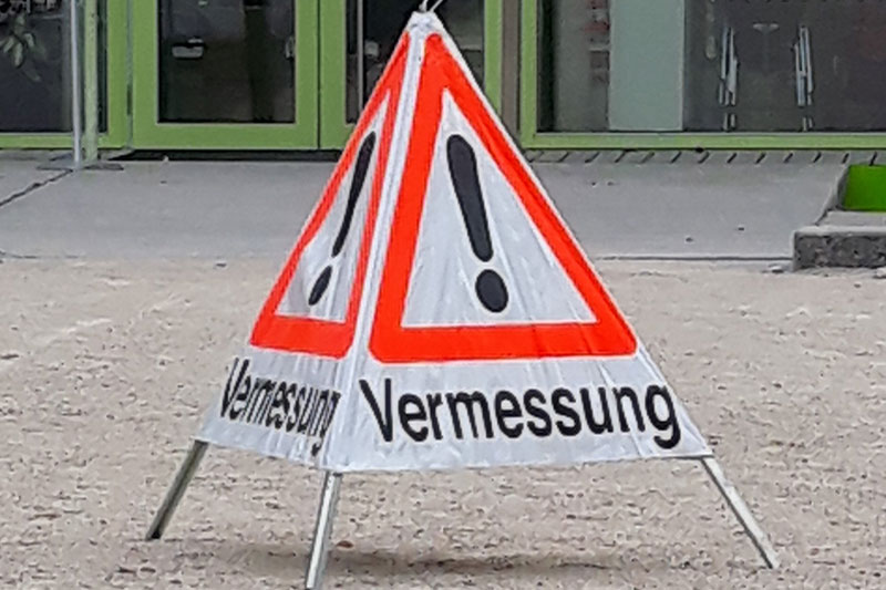 Warnschild Vermessung