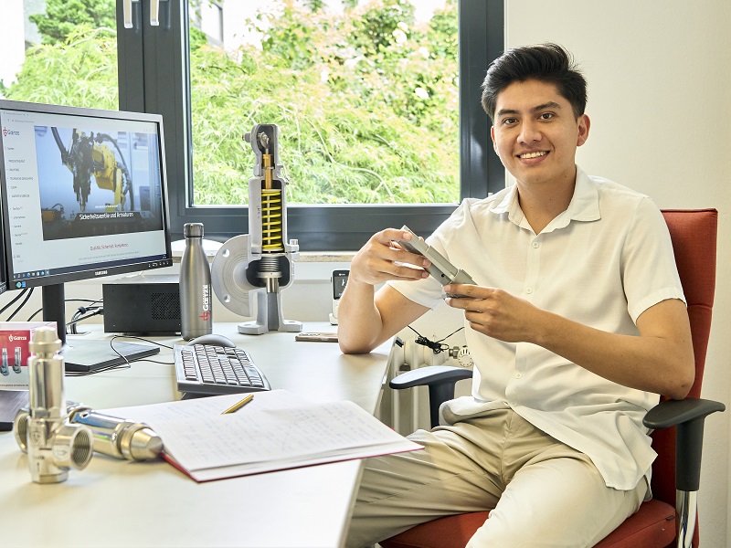 Praktikant aus Ambato am Arbeitsplatz