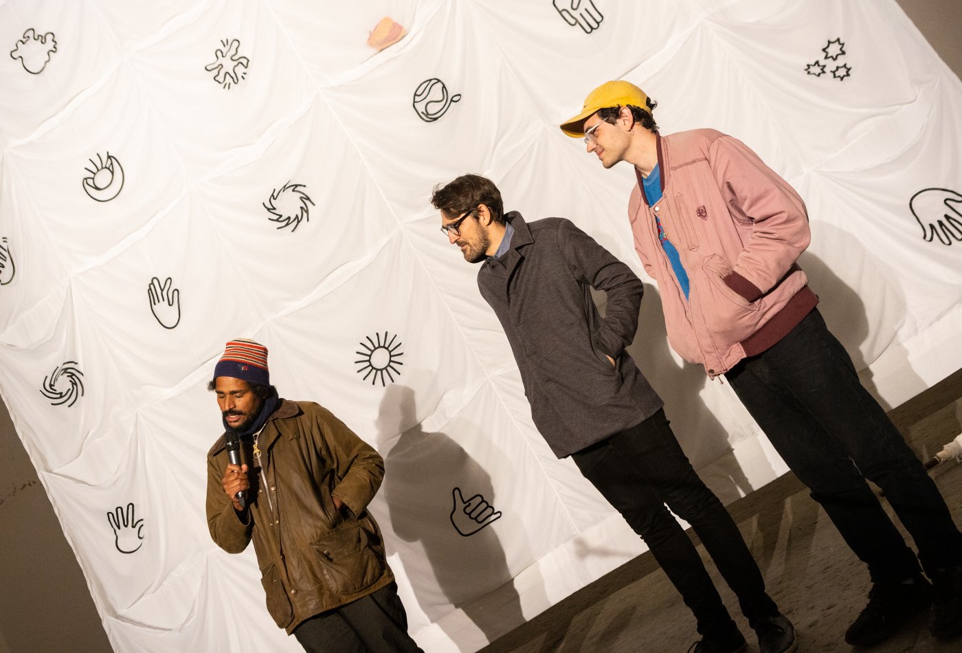 Drei Künstler vor dem Vorhang