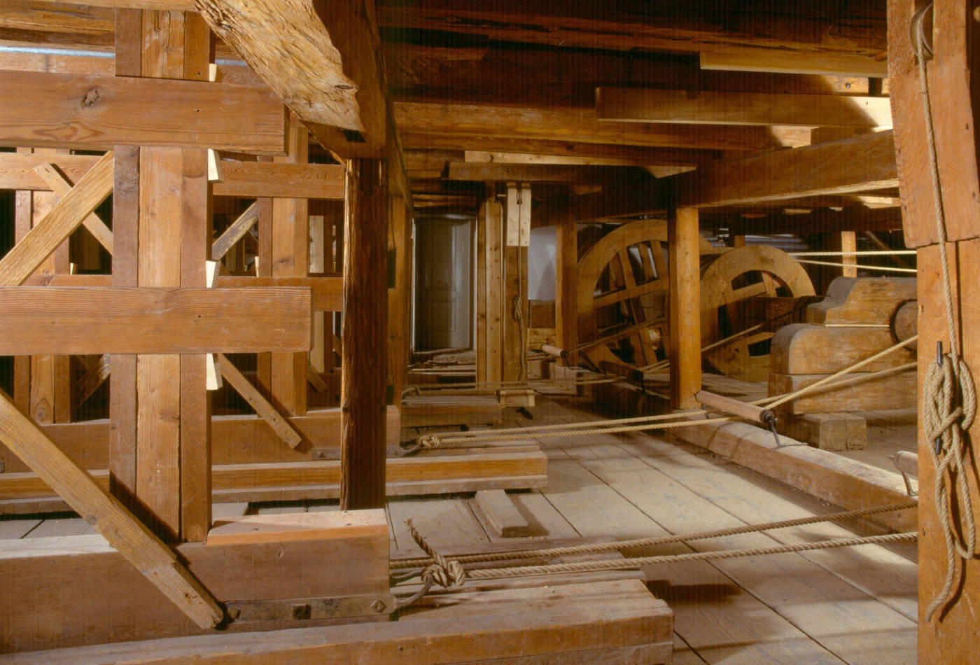 Original erhaltene Bühnentechnik Blick hinter die historische Bühnenmaschinerie
