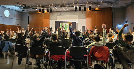 Kinder verfolgen das Theaterstück aufmerksam und beteiligen sich aktiv